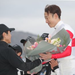 【阪神競馬場】１万２３４５戦の騎手生活を終えた藤岡佑介。「また生まれ変わっても一緒にジョッキーになりたい」